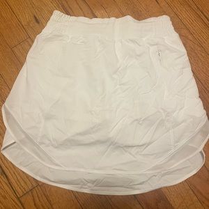 lululemon white tennis skirt size 4 ONLY WORN ONCE EXCELLENT CONDITION!!!!